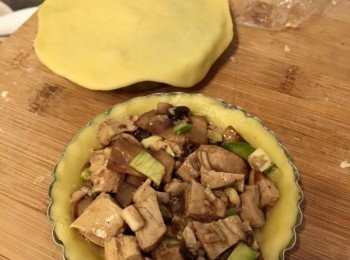 step8: 用叉在撻底刺上小洞；各自放上餘下的撻皮完整蓋面，用叉子於批邊輕輕壓實，可用利刀或牙籤