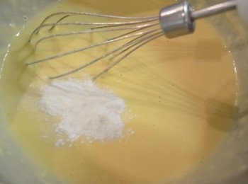 step6: 再將泡打粉加進去拌勻。（如喜歡吃濃郁的芝士味，可放適量芝士絲入蛋糊裡。