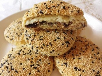 step2: 一份水油皮包入油酥收口捍長,卷起,再捍長,卷起,鬆弛15分鍾