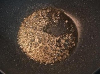 step6: 關火趁油熱放蒜末、鹽1茶匙、糖1/4茶匙，拌溶。