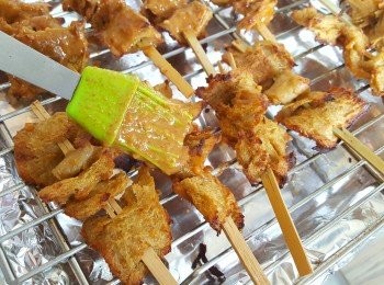 step9: 將串燒拿出，把<span class="group_3">醬汁</span>塗在串燒底及面。