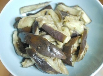 step1: 先將茄子洗淨，切小塊，然後用大火蒸至軟身（容易用筷子插入）。待涼數分鐘，用手將茄子撕成幼條