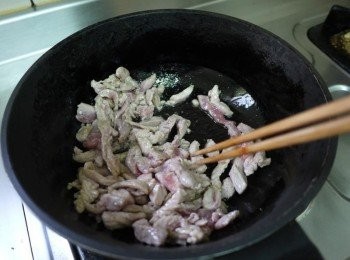 step3: 起油鍋將肉絲(中火)炒約8分熟後，下蒜末與薑末
