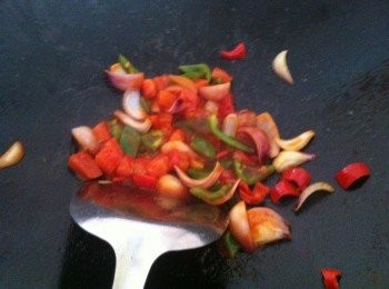 step3: 取出鍋加入適量的食油，把調好的蛋汁倒入鍋內快速的煎至9分熟，然後盛起待用。