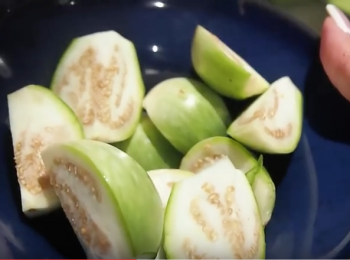 step1: 雞肉切條，茄子一開二，青豆切小分。