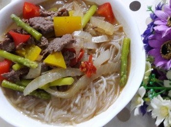 step11: 把煮好的沙茶牛肉湯加入米粉中即可