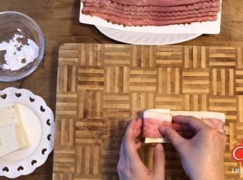 step2: 將豆腐放在煙肉上捲好