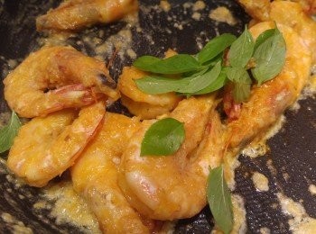 step7: 咸蛋溶化後將蝦回鑊, 蝦炒到差不多乾身, 再將九層塔同炒幾下。