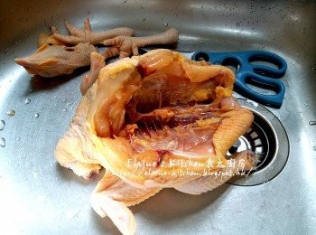 step1: 新鮮雞去頭去尾 , 留起<a href="https://bit.ly/3kLFTWO" target="_blank" data-keyword="雞腳" class="guide-link"><strong>雞腳</strong></a> <span style="display:inline-block;vertical-align:middle;margin-top:-3px;color:initial;border-radius:3px;padding:2px 3px;font-size:12px;line-height:14px;background:#87d300;color:#fff;">即買</span> 用來煲湯