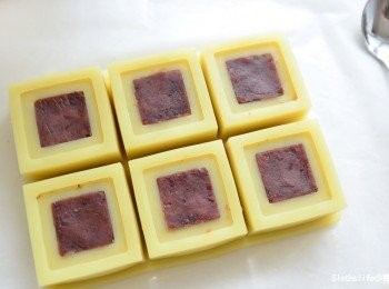 step8: 翻面過來壓入紅豆泥
因為我用的是果凍模，所以為了讓綠豆仁泥稍微堅固一點
有放冷凍15分鐘再取出脫模