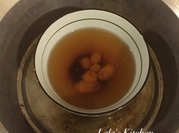 step2: 碗中加入開水至7分滿，放入電鍋，外鍋加2/3杯水按下開關。