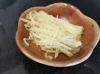 step5: 薑絲， 冷飯 1 大碗，加約3至4碗水，大火滾起轉中火，滾至冷飯爆花，將所有材料放入，滾多 10 分鐘左右，放入調味料，胡椒粉，完成 。