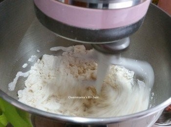 step1: - 麵粉，糖， 發粉，乾酵毋拌勻， 邊攪邊加水， 至麵團成形， 改用手搓至滑身不黏手。