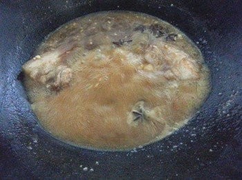 step2: 取一鍋爆香蒜頭{蒜頭切末}將所有調味料加入讓水滾煮一下再將五花肉放入.以小火悶煮{大約15分鐘
