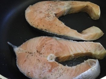 step2: 燒熱易潔鑊，中火加入三文魚香煎1分半鐘，再反轉，呈金黃色及熟透即成