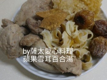 step1: 瘦肉氽水，雪耳浸軟去脚與其它材料加足够水煲滾轉细火煲2小時，加鹽調味即可亨用。