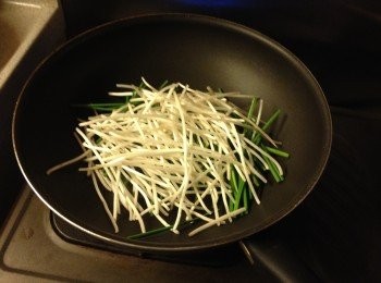 step5: 大火下油, 先下芽菜和韭菜花