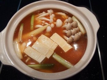 step7: 除了蔬菜容易快熟之外,所有材料都放入鍋裡先煮熟。