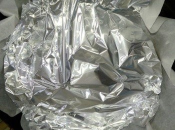 step9: 最後再批薩上蓋上鋁薄紙,再將鍋蓋蓋上,再開極小火,讓它悶大約10-15分鐘即可(讓起司溶化)