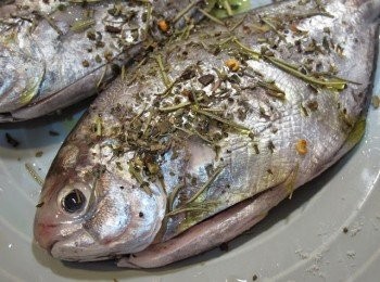 step2: 雙面撒上義式香料，在淋上橄欖油。