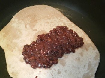 step3: 紫米紅豆泥放入餅皮中~包成扁平狀~