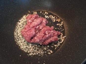 step3: 炒鍋中放少許油，炒香蒜末後，放入絞肉，並加鹽和黑胡椒粉一起拌炒。