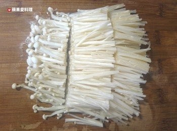 step1: 金針菇去尾，撥開洗淨，切小段。