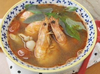 step7: 酸酸辣辣又帶著清香~~好開胃的湯品^^" 而且滿滿的海鮮料吃得好滿足好過癮耶!!!!