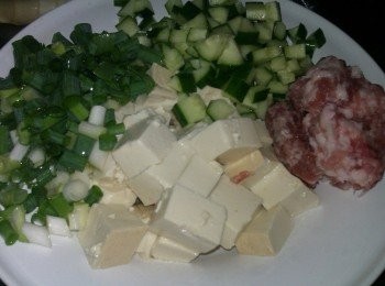 step3: 將傳統豆腐切方塊狀，還有蔥花和解凍過後的絞肉