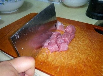 step1: 先把瘦肉洗淨，不用汆水，然後切件。用刀脊把瘦肉略為剁爛，再用少許鹽調味。