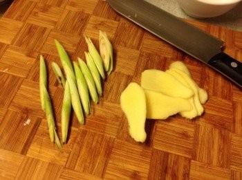 step2: 薑切片，香茅切斜條，青檸榨汁