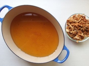 step4: 油炸至金黄色，撈起豬油渣即可完成。