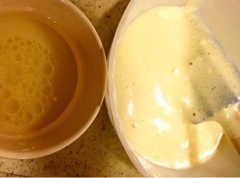 step6: 取另一容器量好益力多及菜油。拿部分蛋糊出來與益力多及菜油混入，再慢慢加入主蛋糊中。