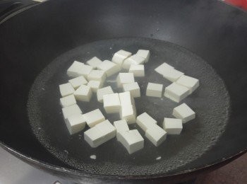 step1: 煮滾一鍋水， 將切成丁方小粒的豆腐放進煮30秒， 小心撈起隔水備用