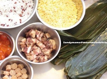 step1: 1.糉葉買回來先剪掉頭尾部份，浸水一晚。
2.第二日用布擦乾淨糉葉。
3.用大煲注入清水，放入糉葉煮半小時，取出瀝乾水份。
4.腩肉起皮，加入<span class="group_2">醃料</span>醃2日，切件備用。
5.紅豆早一晚浸水。
6.糯米及綠豆浸水3小時。
7.瑤柱預先浸1小時至軟。
8.全部材料瀝乾水份。