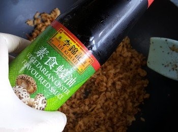 step7: 再加入素蠔油，炒勻。