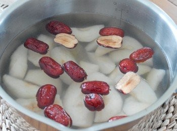 step1: 將雪梨去皮去芯，再切件。紅棗去核，杞子洗淨備用。煮沸水後，下所有材料（除了杞子），再煮沸後轉小火煮30分鐘。