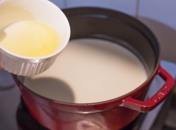 step5: 關火，倒入蛋白後攪拌三至四下，待蛋白凝固即成。
