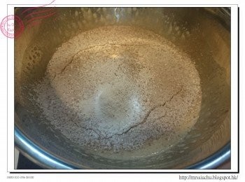 step3: 低筋麵粉、泡打粉及無糖朱古力粉過篩, 拌入 (2)中。