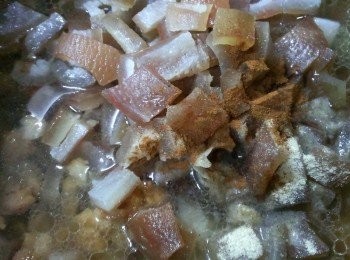 step4: 這次加了豬皮(燙過以後切小塊)加入調味料~我覺得在家做菜~簡單就好~也沒有過多的調味~就都一些基本的~簡單煮~健康吃~