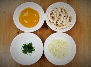 step1: 步驟1：
巴西里洗淨切末，洋蔥洗淨切碎，洋菇洗淨切片，南瓜去皮去籽蒸熟搗成泥狀備用。