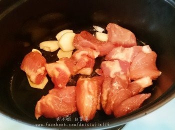 step5: 加入腩排煎至兩面金黃色。