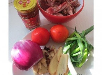 step1: <span class="group_1">食材</span>洗淨備妥 牛肉切約5公分大小.吸乾血水.少許醬油醃備用