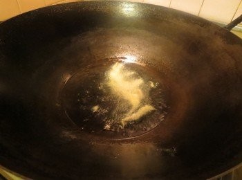 step7: 炸油(175度)，蝦沾上天婦羅漿拿去炸，一次炸一點東西. 一次放太多很難控制溫度. 保持175度!!溫度怎麼查? 加一點天婦羅漿沈到油鍋中間後開始浮起來表示適溫(175度)