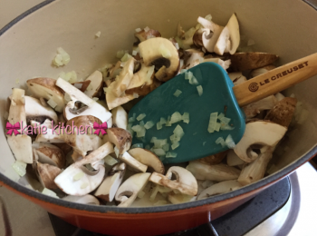 step5: 加入磨菇中火快炒，若期間太乾，可加少許oliver oil炒，炒約2-3分鐘至磨菇軟身