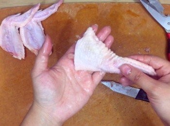 step1: 雞全翼洗淨抹乾，切去雞鎚後起骨，加入醃料拌勻，醃最少30分鐘
