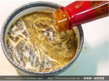 step5: 依個人的食用喜好，酌量添加極品辣椒醬至已過篩的蛋液中。