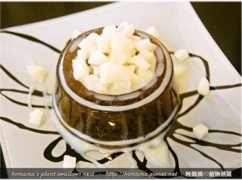 step5: 最後淋上些許的煉乳來增味，並灑上些許可可粉來提味。