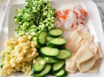 step3: 備料<span class="group_1">食材</span>:小黃瓜一條切成丁狀、一條切成斜片狀、杏鮑菇及蟹肉報放入滾水川燙撈起備用、蘋果切細丁