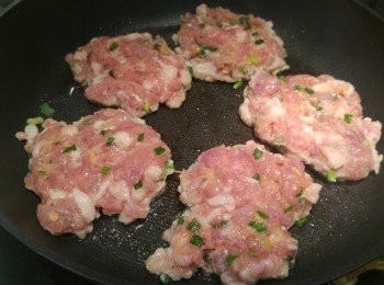 step2: 用少許油慢火煎香煎熟豬肉。